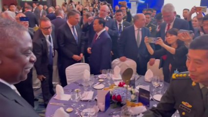 美-中 국방수장, 아시아 안보회의 개막 만찬서 악수만 / YTN