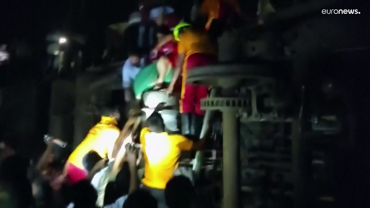 132 جريحاً على الأقل في حادث تصادم مروّع بين قط...