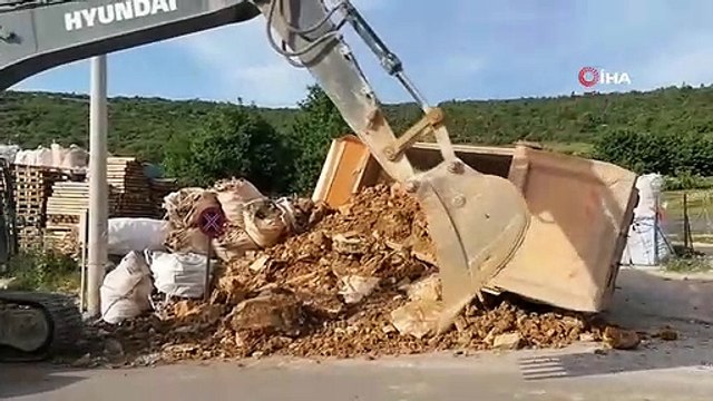 Lastiği Patlayan Hafriyat Kamyonu Başka Bir Araca Çarptı ve Devrildi
