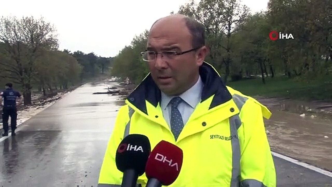 Un ruisseau a débordé après une averse à Eskişehir, l'autoroute était couverte de boue