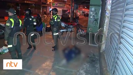 "Tosió y cayó": Apuñalado muere tras caminar varias cuadras y desplomarse en una acera
