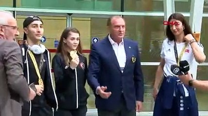 SPOR Dünya şampiyonu tekvandocular ülkeye döndü (2)