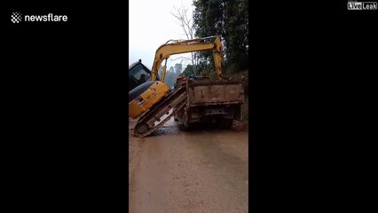 Descargar video: Un conducteur de pelleteuse surdoué... Joli