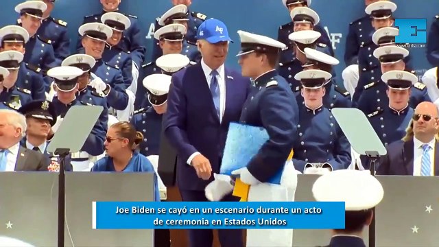 Joe Biden se cayó en un escenario durante un acto de ceremonia en Estados Unidos