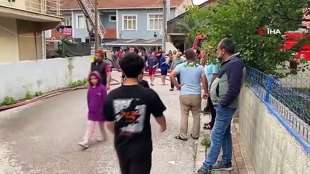 Çatıda çıkan yangın daireye sıçradı: Mahalleliyi sokağa döküldü