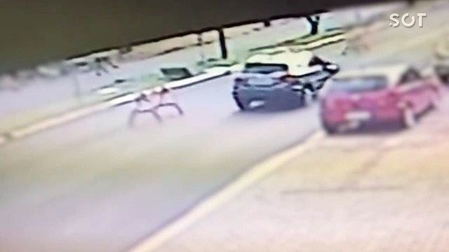 Câmera de segurança registra jovem sendo atropelada por Van na Avenida Rocha Pombo