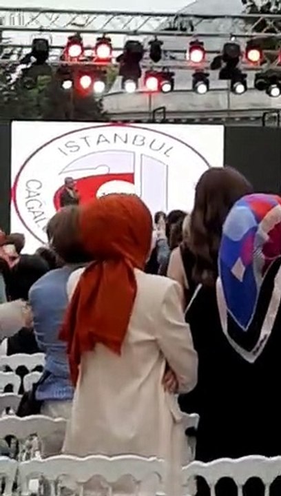 İstismarı savunan Cağaloğlu müdürü, AKP propagandasına başladı; öğrencilerin 'karanlığa' sırtlarını döndü