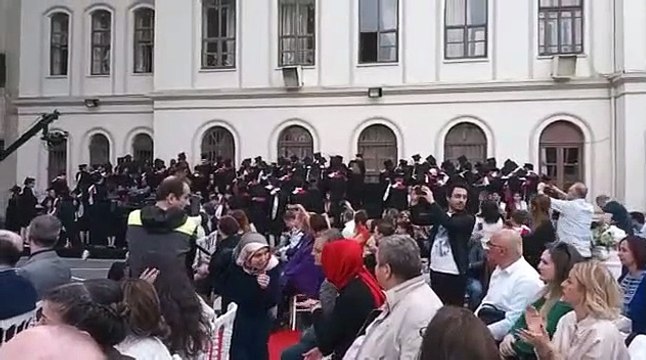 H.K.G davasında failleri savunan Cağaloğlu Anadolu Lisesi Müdürü, mezuniyet töreninde protesto edildi