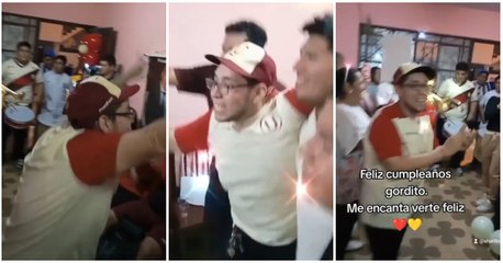 Joven enseña jergas peruanas a ciudadanas búlgaras.