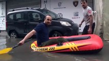 Un citoyen d'Izmir est passé en bateau depuis la rue parce qu'elle était remplie d'eau de pluie