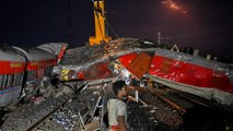 Más de 280 muertos y 850 heridos dejó el fuerte choque de trenes en India