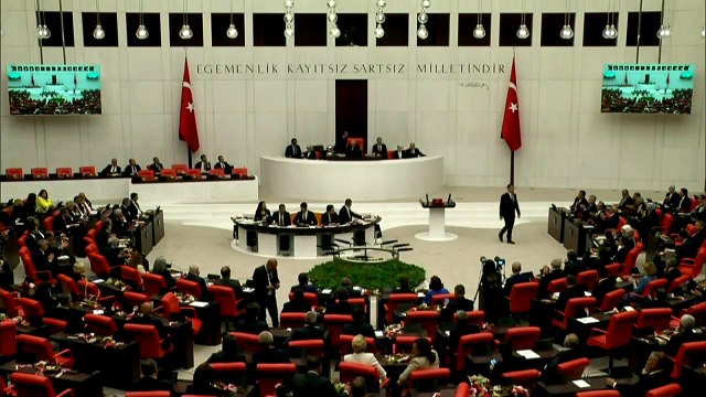 581 députés ont prêté serment ! 7 députés ont dû relire le texte du serment