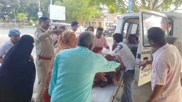 কলেজ থেকে মেয়েকে নিয়ে বাড়ি ফেরার পথে মর্মান্তিক পথ দূর্ঘটনায় মৃত বাবা, গুরুতর আহত মেয়ে