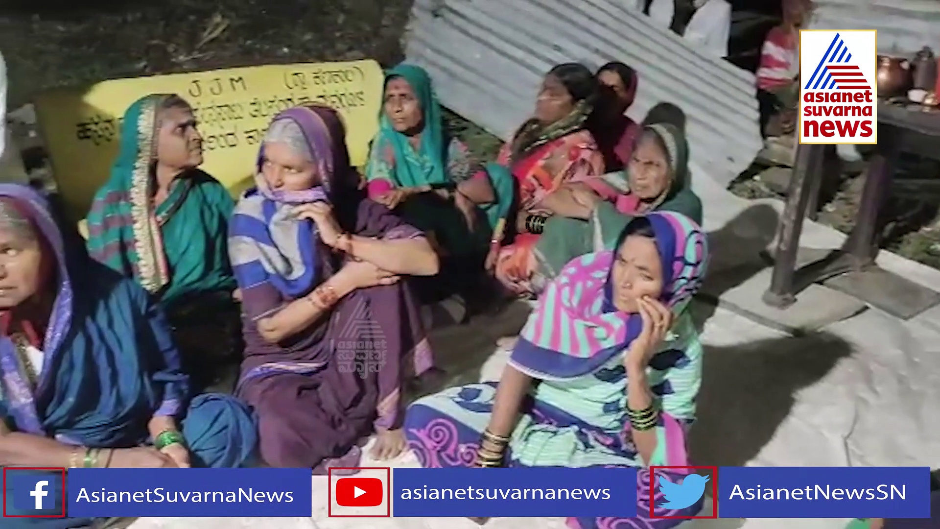 ಶಾರ್ಟ್ ಸರ್ಕ್ಯೂಟ್‌ನಿಂದ ಮಂಗ ಸಾವು: ಟೋಪಿ, ಟವೆಲ್, ಶರ್ಟ್ ಪ್ಯಾಂಟ್ ತೊಡಿಸಿ ಪೂಜೆ ಮಾಡಿದ ಗ್ರಾಮಸ್ಥರು !