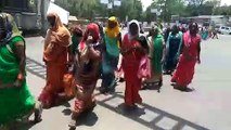 भीषण गर्मी में पैदल कलेक्ट्रेट पहुंचे भू- विस्थापित, प्रदर्शन कर रोजगार की मांग