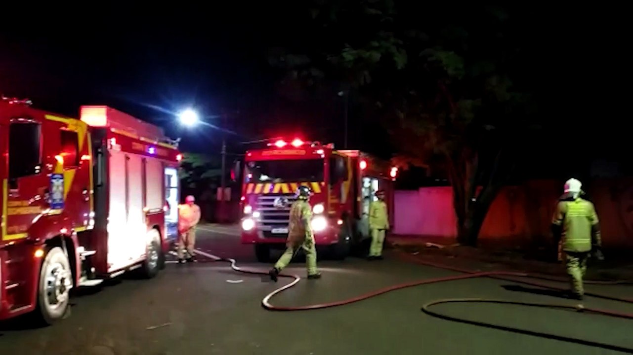 Carros ficam destruídos em incêndio no pátio do Detran em Cascavel