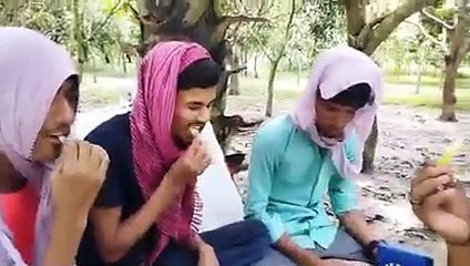 Girls eating vs Boys eating |