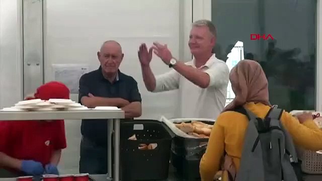 Un soldat à la retraite d'origine britannique servant dans une ville de tentes soutenue par l'OTAN a été expulsé avec une démonstration d'affection