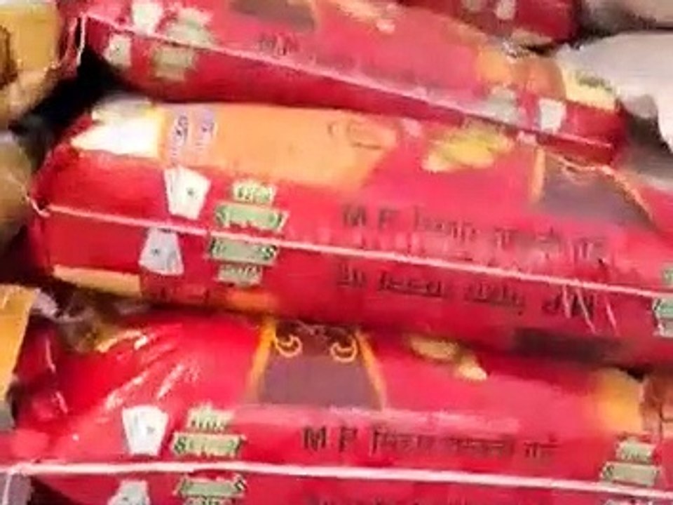 कट्टों की पैकिंग में चल रहा घालमेल, उपभोक्ताओं को लगा रहे मोटी चपत