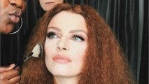 GALA VIDEO - Élodie Frégé lumineuse : décolleté XXL, manches bouffantes… elle fait sensation dans Mask Singer