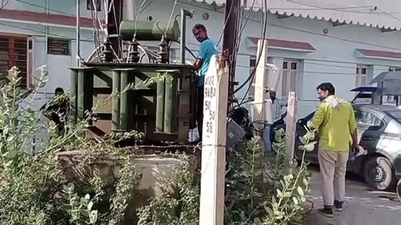 Video News- तेज धमाके के साथ जले दो ट्रांसफार्मर, 20 घंटे तक गुल रही 300 घरों की बिजली