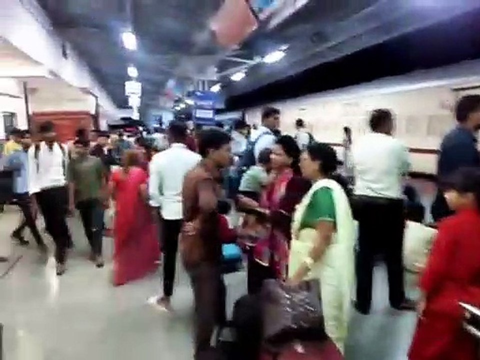 Video: ट्रक ने तोड़ दी रेलमार्ग से दौड़ रही 25 हजार केवी की पीएचई लाइन, तीन घंटे थमे रहे ट्रेनों के पहिए