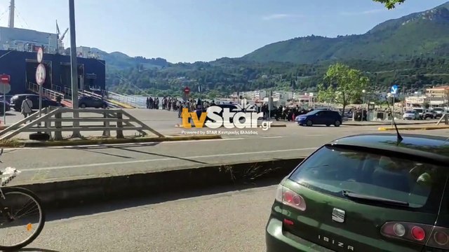 Ουρές από ταξιδιώτες στον Άγιο Κωνσταντίνο για το καράβι για Σποράδες το πρωί του Σαββάτου