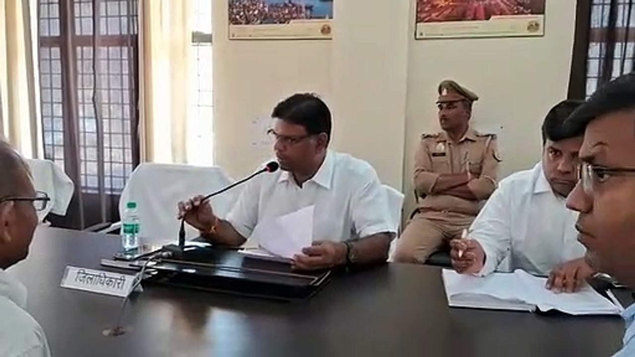Video: समाधान दिवस पर सदर तहसील पहुंचे डीएम सूर्य पाल गंगवार, लोगों की सुनी शिकायतें