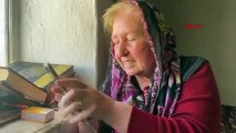 Une femme de 68 ans suit des cours universitaires sur son téléphone portable