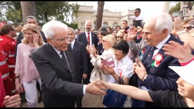 2 giugno, Mattarella accoglie fragili nei giardini del Quirinale
