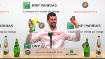 Djokovic delighted after receiving banana and magnet from Serbian journalists