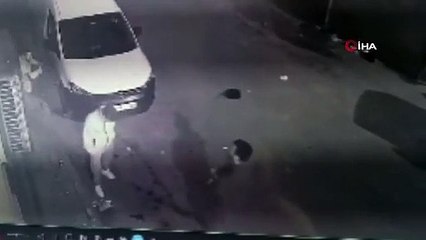 İstanbul'da silahlı saldırı kamerada: Arkadaşına kovanları toplattı