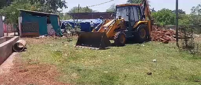 घायल गायों का जहां होता था इलाज वहां चला सरकारी बुलडोजर - देखें वीडियो