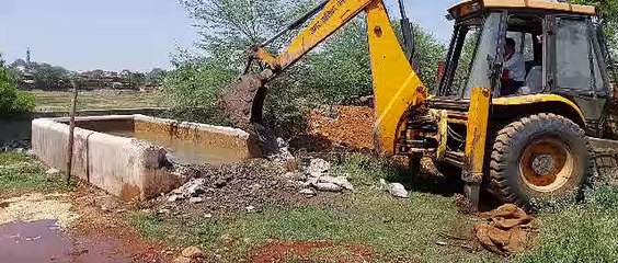 Скачать видео: घायल गायों का जहां होता था इलाज वहां चला सरकारी बुलडोजर - देखें वीडियो