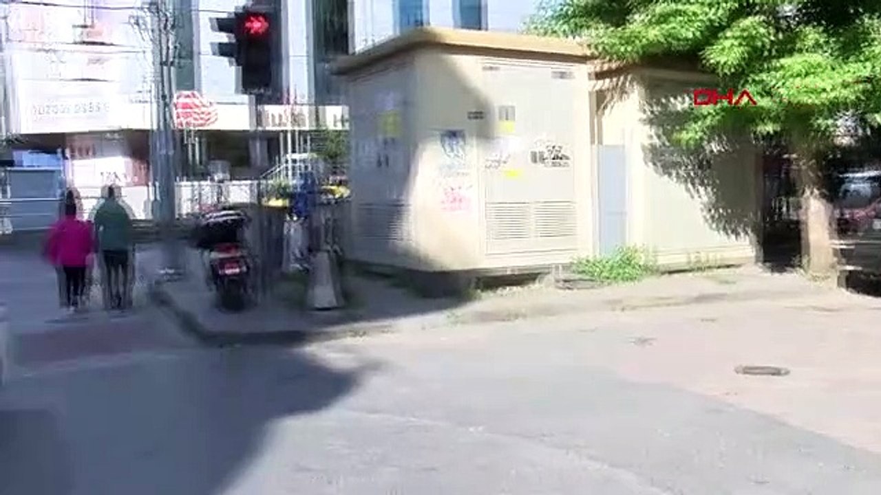 D'autres corbeaux ont attaqué le commerçant qui a tenté de sauver le bébé corbeau à Güngören