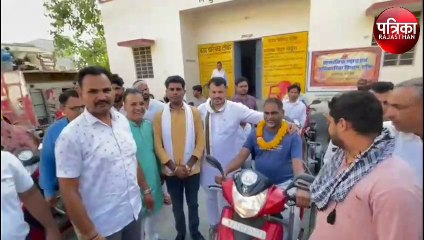 स्कूटी की चाबी पाकर दिव्यांगों के खिले चेहरे