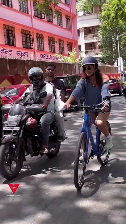 आयशा शर्मा छोटा सा पेंट पहनकर निकली साइकिल पर, लड़कियों के टिपिकल स्टाइल में लगाया ब्रेक, देखें वीडियो
