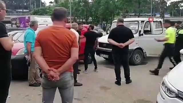 Un conducteur ivre s'est écrasé dans une voiture garée et a fui