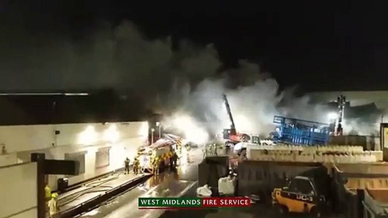 Huge fire breaks out in Birmingham scrap yard - video Dailymotion