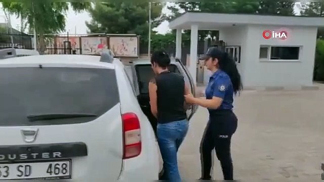 Une femme tirée d'une corde par la police arrêtée pour trafic de drogue