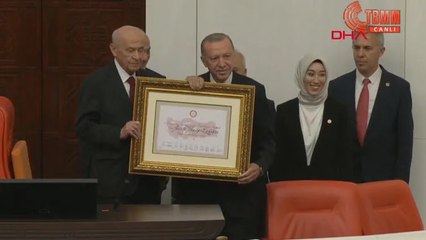 Cumhurbaşkanı Erdoğan, Meclis'te yemin etti... Mazbatasını Bahçeli'den aldı