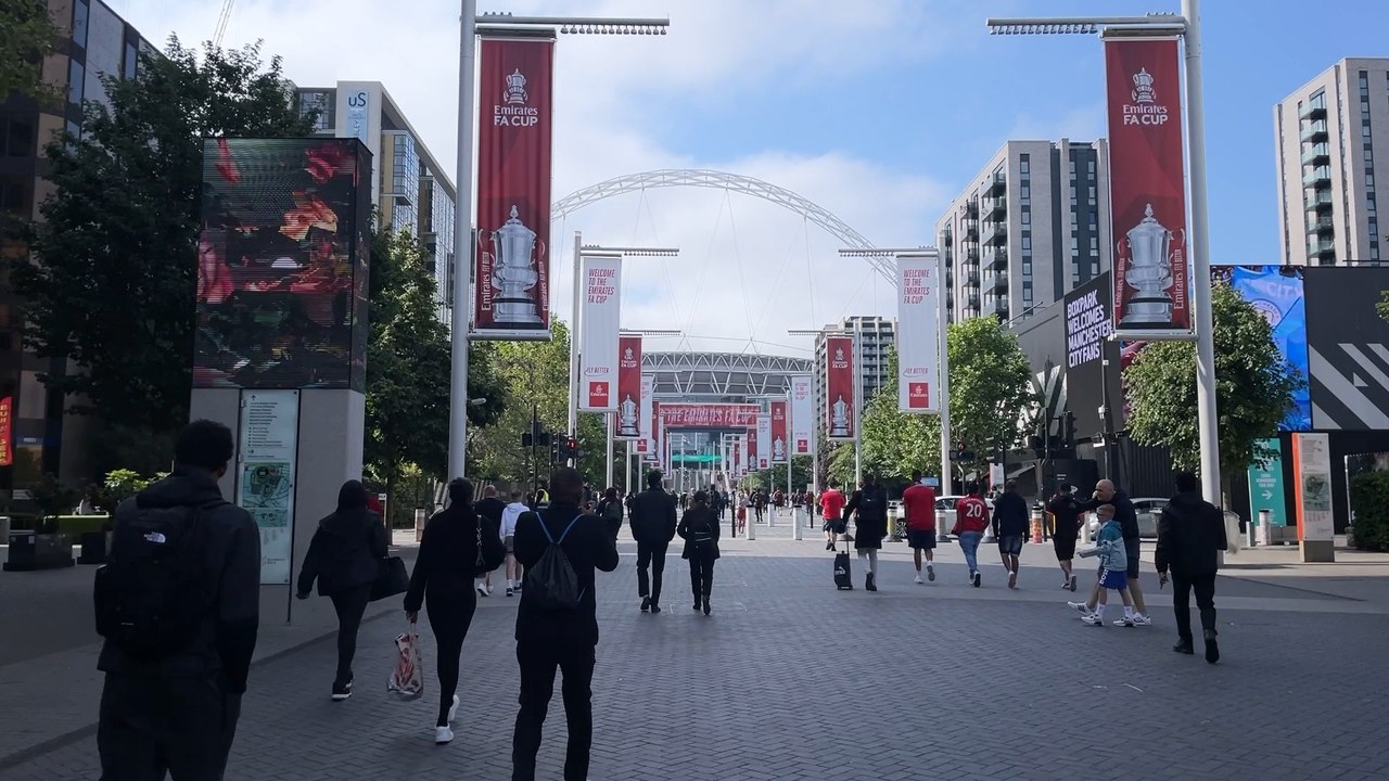 How are Manchester United and Manchester City fans feeling at Wembley ahead of the FA Cup final 2023?