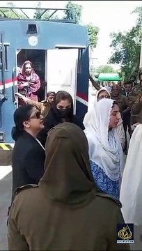 آج رات صنم لوگوں کے ساتھ جیل میں کیا ہوا؟میڈیا کی عدالت پابندی صنم کیمرہ دیکھ کر بول پڑی