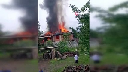 Une maison à deux étages incendiée à Sakarya