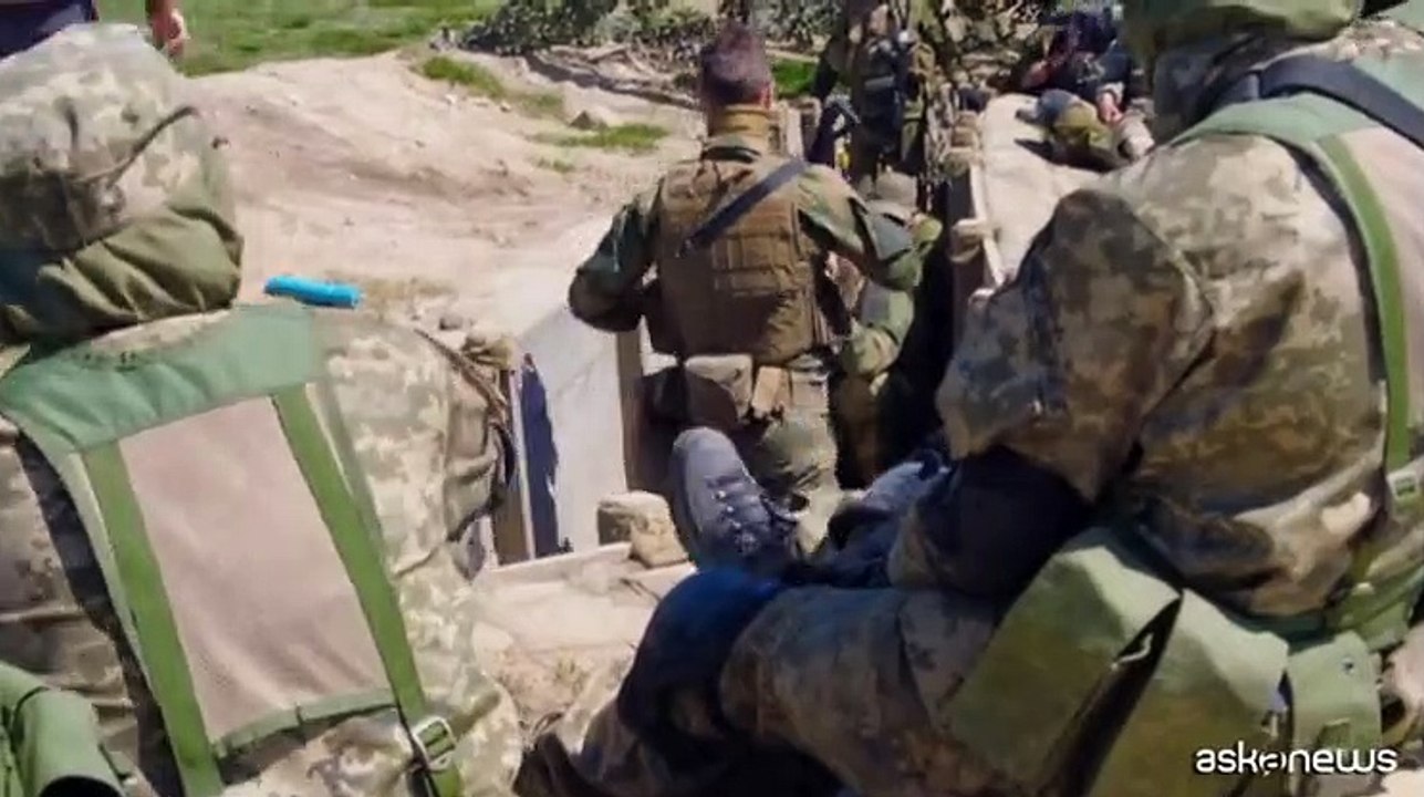 Gran Bretagna, i volontari ucraini si esercitano nelle trincee