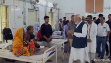 Il premier indiano Modi visita i feriti nel disastro ferroviario