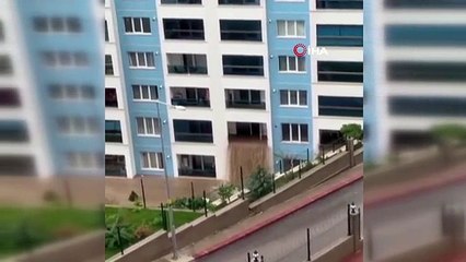 Başkent'te su basan dairedeki eşyalar yağmur suları ile birlikte dışarı taştı