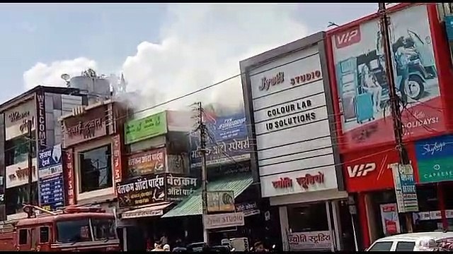 ऑटो पाट्र्स दुकान की ऊंपरी मंजिल में लगी भीषण आग, बुझाने में लगा 4 दमकल पानी