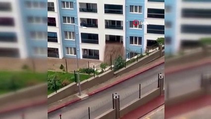 Başkent'te su basan dairedeki eşyalar yağmur suları ile birlikte dışarı taştı