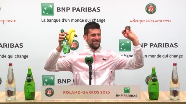 Roland-Garros - Quand Djokovic reçoit des cadeaux de la part de journalistes serbes